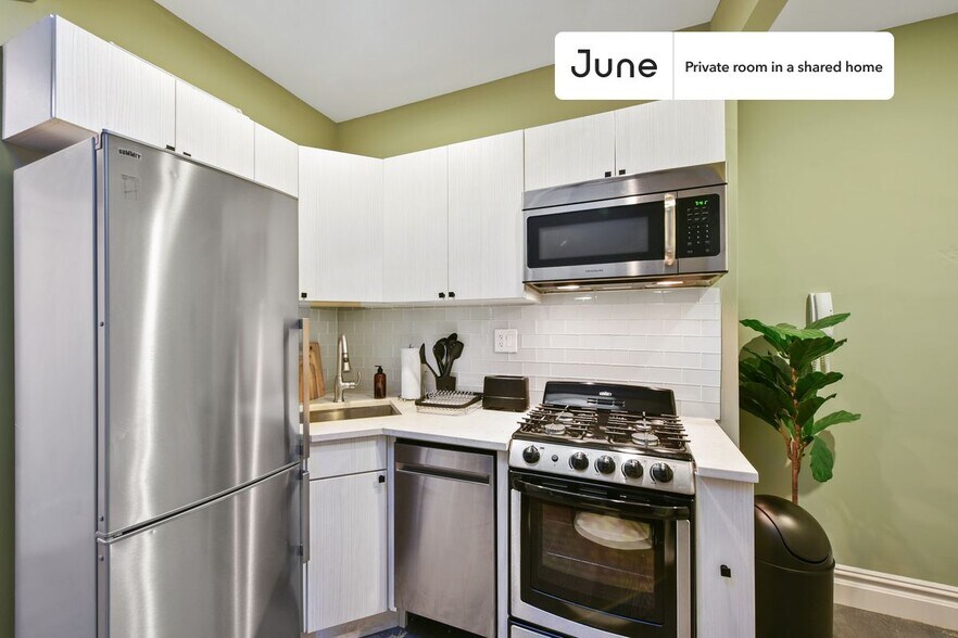 Building Photo - Private bedroom in 3 bed/1 bath Home