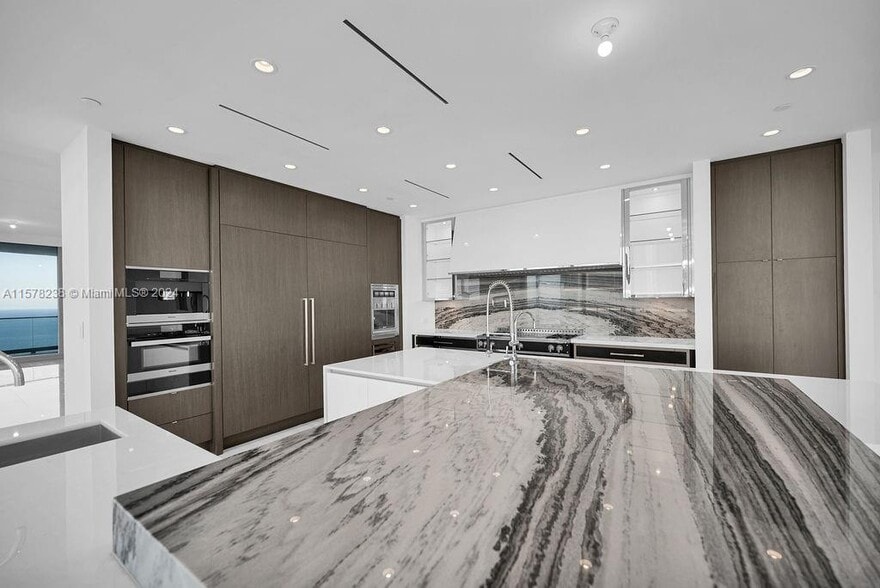 Building Photo - 17901 Collins Ave