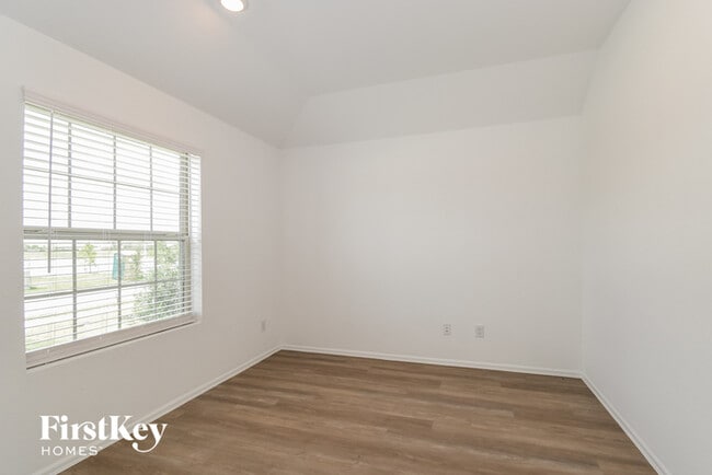 Building Photo - 712 Scenic Lk Dr