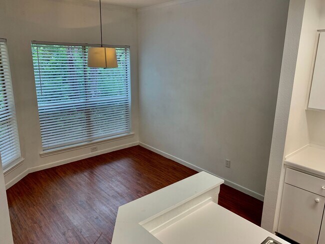 Building Photo - Amazing 1 bedroom, 1 bathroom Condo in Montevista!