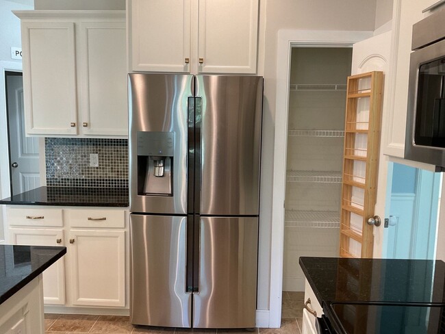 Building Photo - 4 Bedroom 2.5 Bathroom located in Old Mill...