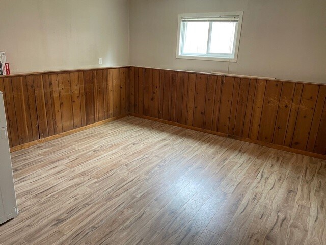 Building Photo - 307 Cardinal Cres