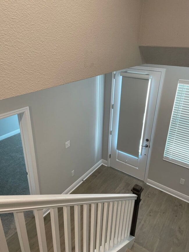 Building Photo - Annual Unfurnished 3 Bedroom, 3.5 Bathroom Townhome adjacent to Downtown Sarasota