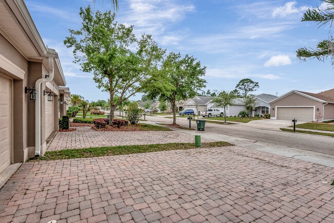 Building Photo - 253 Catriona Dr