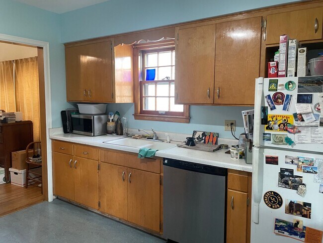 Building Photo - The Cutest 3-Bedroom Tudor - One Block Fro...