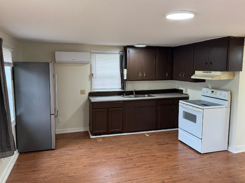 Building Photo - 160 Miller St