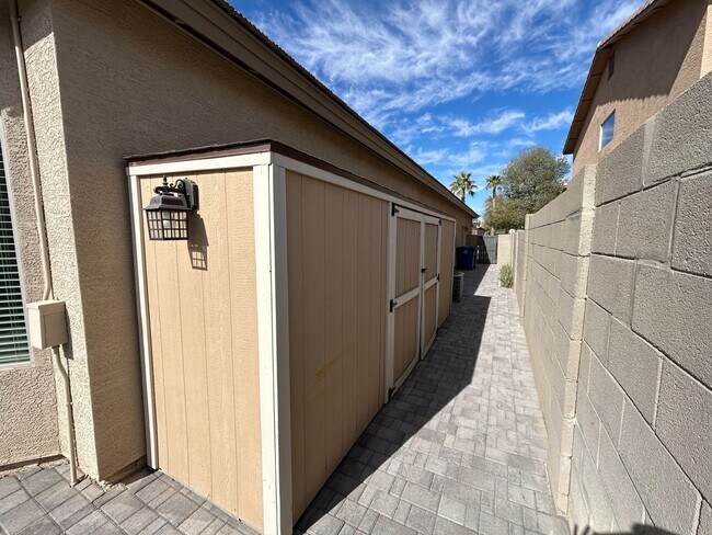 Building Photo - 14527 W Gelding Dr