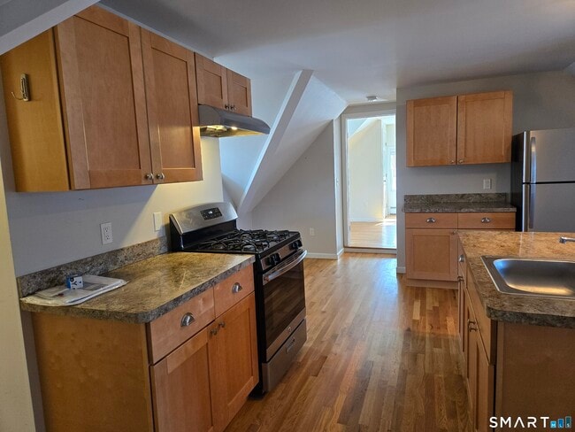 Building Photo - 674 Main St