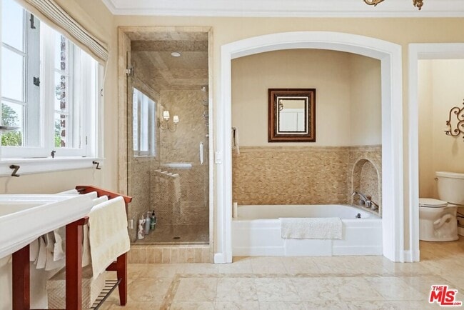 Building Photo - 516 S Rimpau Blvd