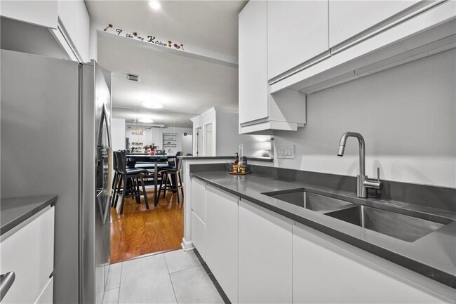 Building Photo - 25108 Plantation Dr NE
