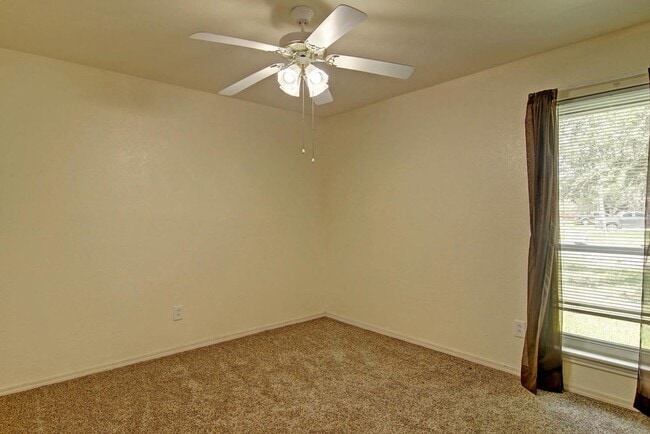 Building Photo - 11401 Woodway Creek Dr