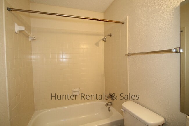 Building Photo - Rent Me Now!