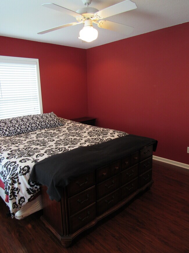 Building Photo - 142 Roanoke Dr