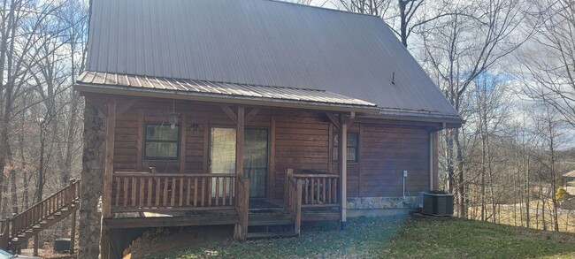 Building Photo - 2 bedroom 1 bath fully furnished log cabin...