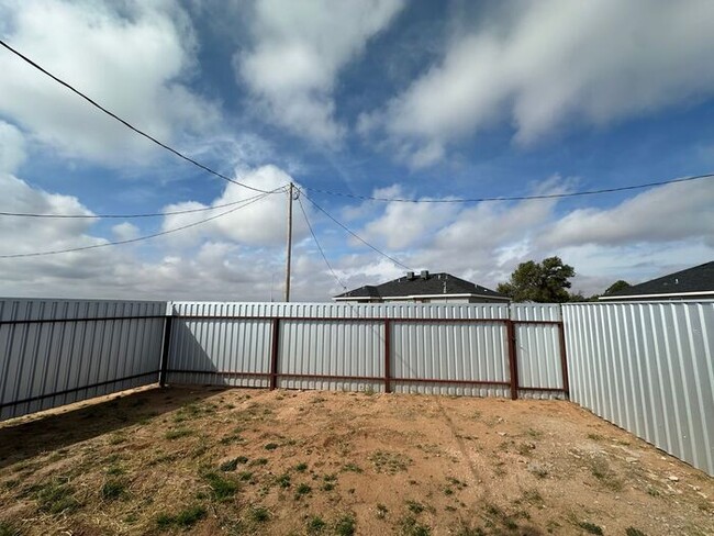 Building Photo - Spacious and updated 2 bedroom 2 bathroom apartment for rent. Central heat and air, granite count...