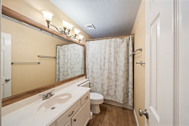 Building Photo - 7911 Hidden Oaks Ln