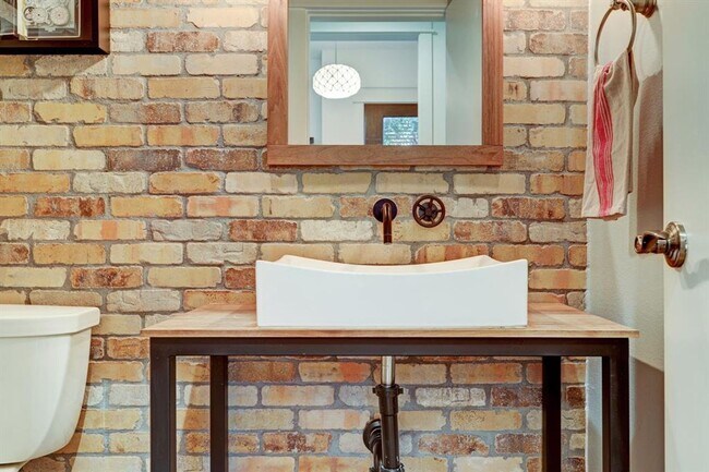 Building Photo - Introducing a remarkable property with a r...