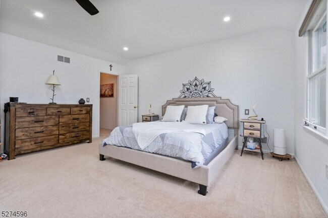 Building Photo - 18 Pond Ridge Dr