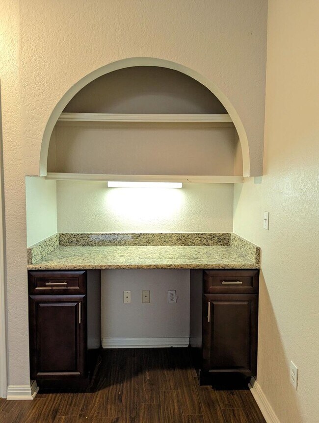 Building Photo - 1x1 Beautiful updated unit throughout w/ba...