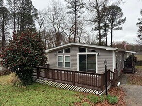 Building Photo - **Renovated**2 bed 2 bath home