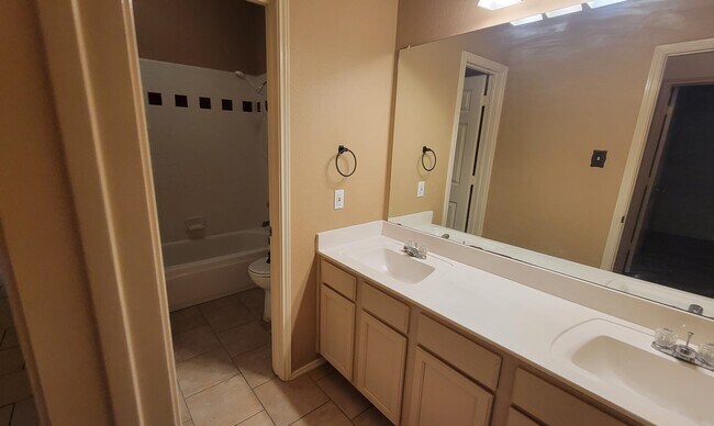 Building Photo - 2102 Mapleview Dr