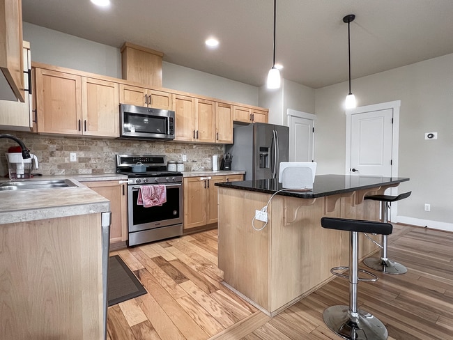 Building Photo - Enjoyable 4-Bed, 2.5-Bath Corner Lot Home in High-Tech Area!