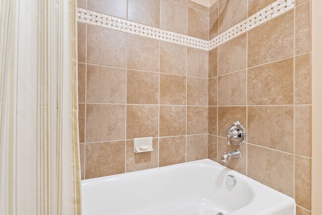 Building Photo - Elegant 5 bedroom home in Bedford!