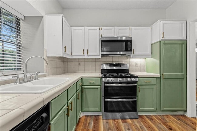 Building Photo - 10819 Crown Colony Dr