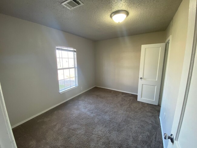 Building Photo - Single family home under $1000 a month