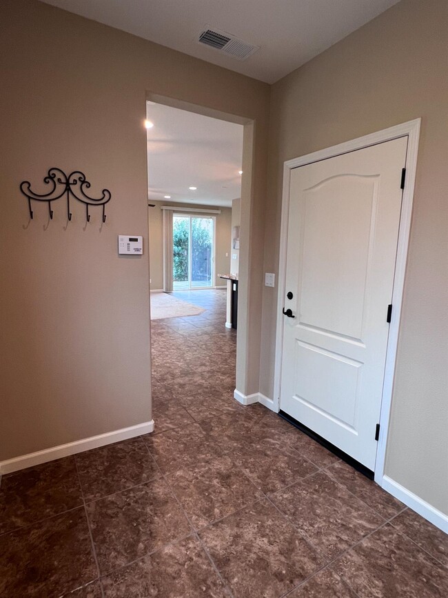 Building Photo - 2020 Makenna Dr