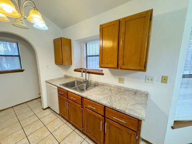 Building Photo - East El Paso 2bed/2bath duplex