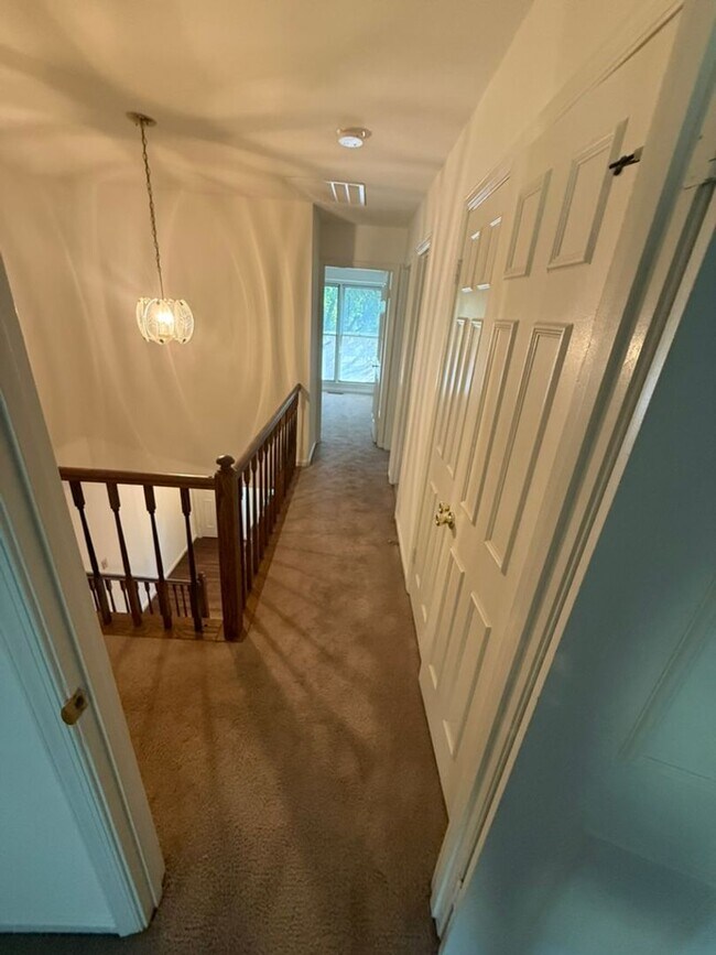 Building Photo - Spacious And Sun-Filled 3 Bedroom 2.5 Bath...