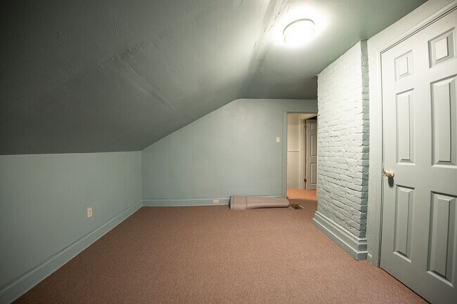 Building Photo - Available NOW! 1st Floor  2 Bed 1 Bath Apa...