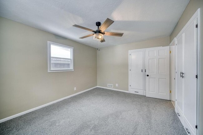 Building Photo - 225 E 25th St