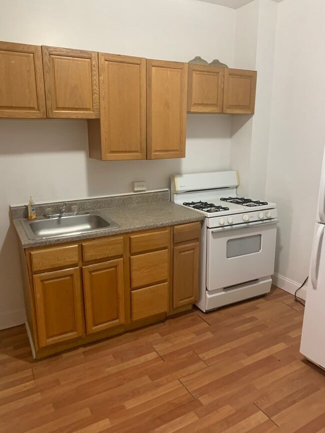 Building Photo - 3 bedroom home - must see !