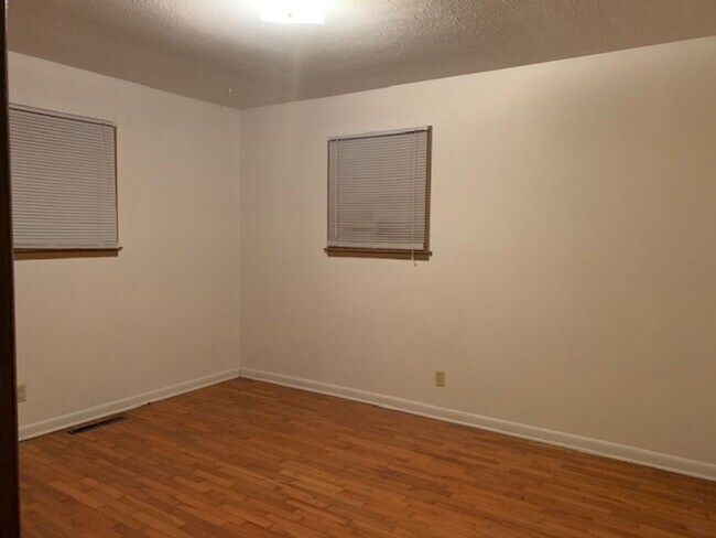 Building Photo - Great Location - 3 bedroom home available!