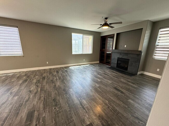 Building Photo - Stunning 4/3 in Roseville! 2 Car Garage!