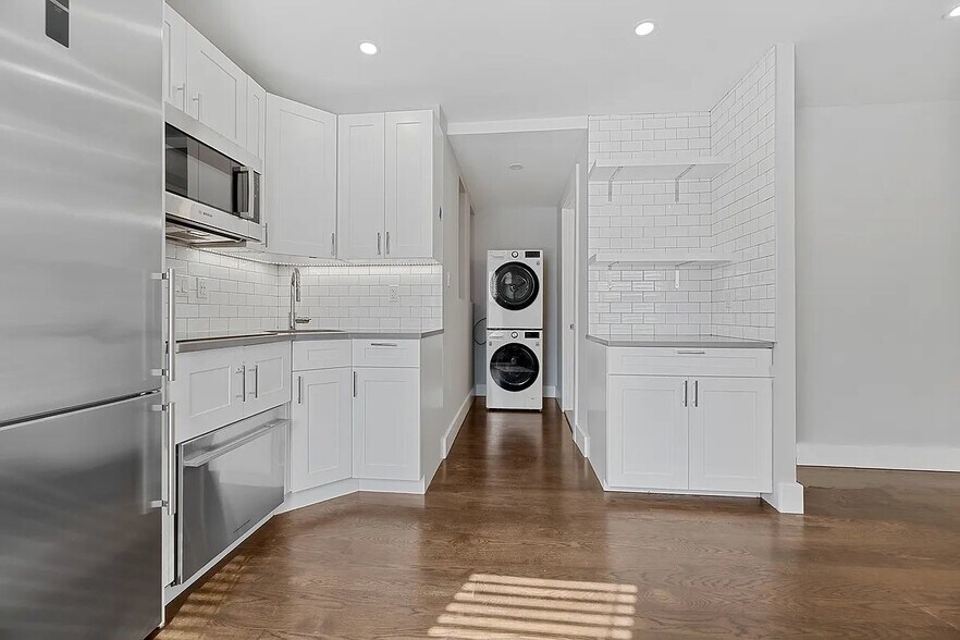 Building Photo - 153 E 26th St