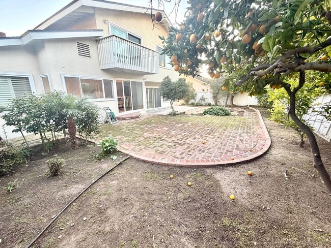 Building Photo - Welcome to this beautiful 4 bedroom home in the highly desirable "Port Streets" of Newport Beach