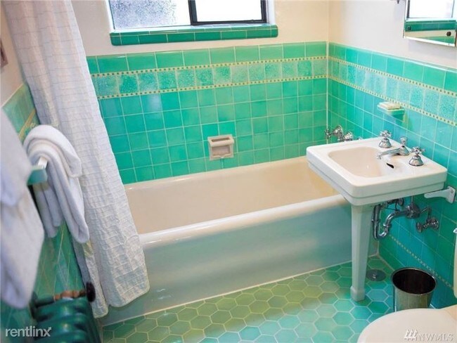 Building Photo - 2 br, 1 bath Condo - 4204 11th Avenue NE 08