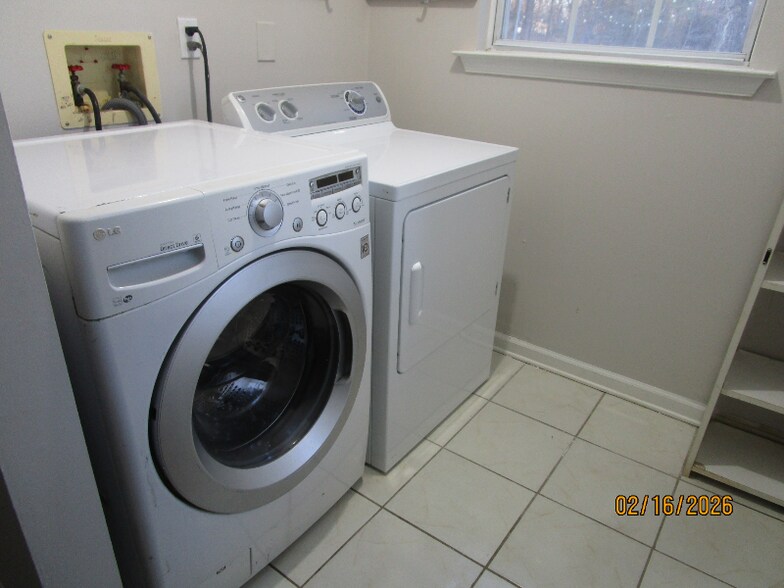 Building Photo - 465 Pfister Rd