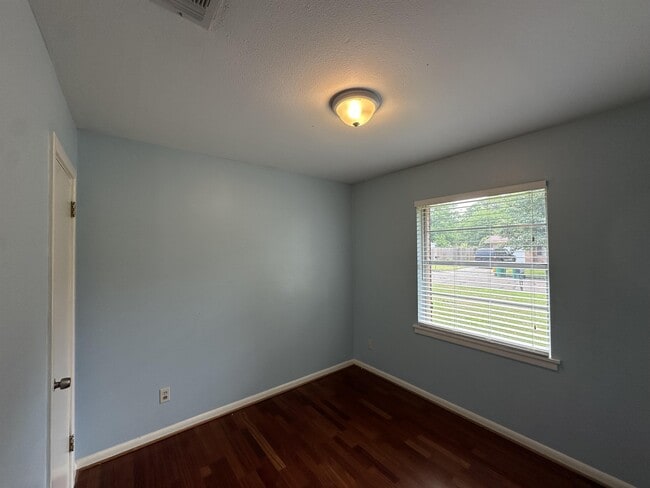 Building Photo - 11 Camelia Dr