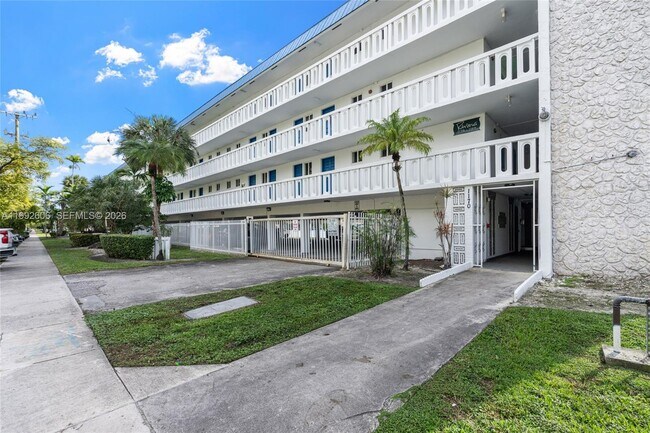 Building Photo - 1170 NE 191st St