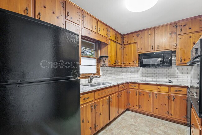 Building Photo - 1024 Hambrick Rd