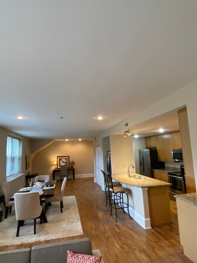 Building Photo - 803 E 6th St