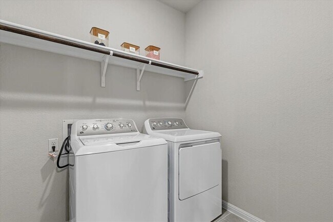 Building Photo - 158 Lake Shore Dr