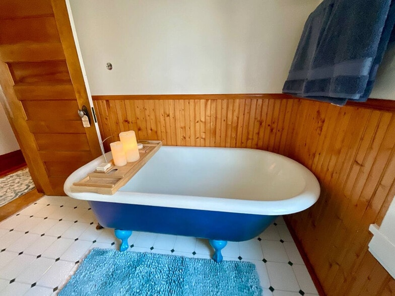 Building Photo - 1391 Thomas Ave W