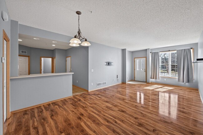 Building Photo - The Lakes Townhome