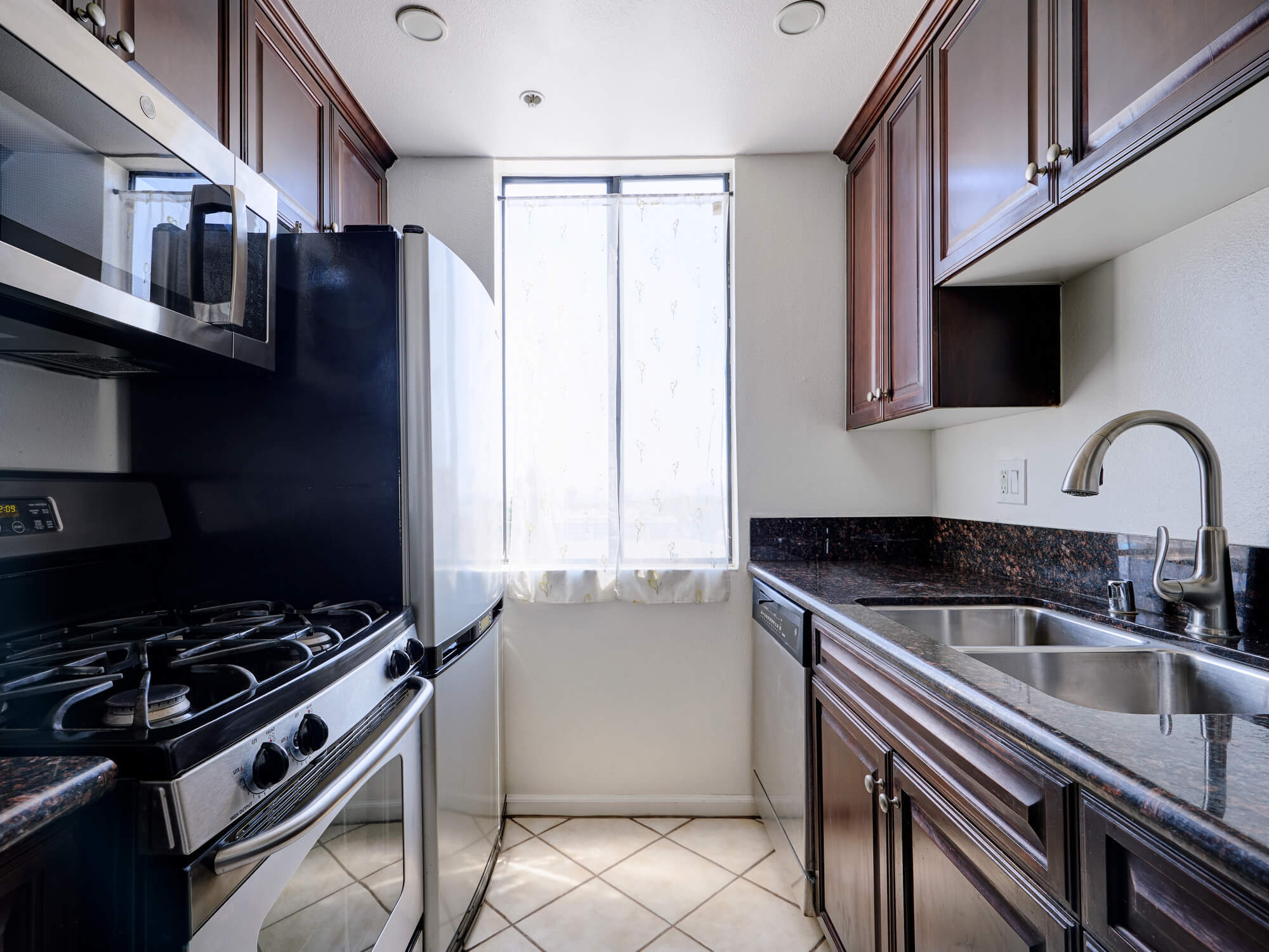 Building Photo - 7320 Hawthorn Ave