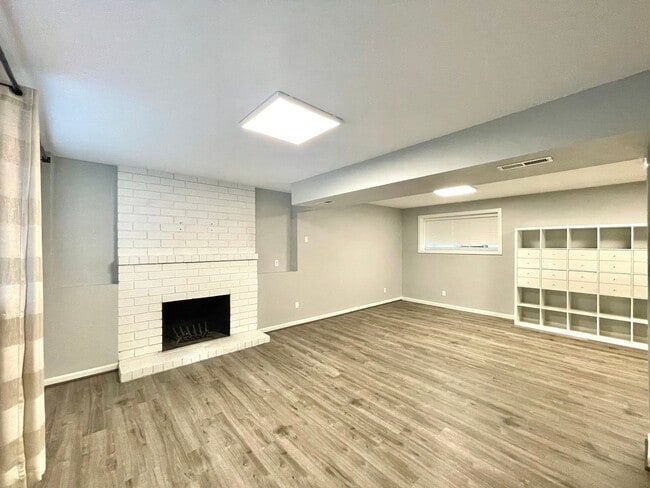 Building Photo - SIlverlake SFH with AC for rent